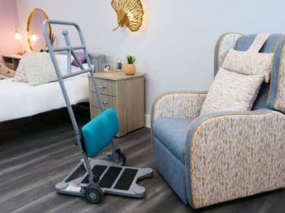 Picture of Mackworth Raiser (Single Knee Pad) - Sit to Stand